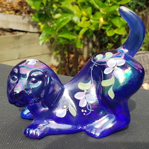Cachorro iridiscente de cristal de carnaval azul cobalto de Fenton, flores pintadas a mano firmadas