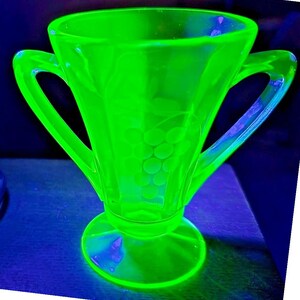 Green Uranium / Vaseline Anchor Hocking Grape 4 1/4&quot; Tall Sugar Bowl
