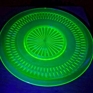 Uranium Vaseline Green Roulette &quot;Many Windows&quot; 8 1/2&quot; Luncheon Plate