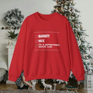 Frech - Nett - On a Govt Watchlist Unisex Heavy Blend Crewneck Urlaub Weihnachten Sweatshirt