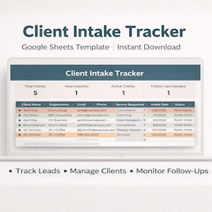 Pode incluir: Um ecrã de computador portátil exibe um modelo "Client Intake Tracker". A folha de cálculo mostra nomes de clientes, organizações, e-mails e datas de admissão. A seção superior mostra o total de clientes, novas consultas, clientes ativos e acompanhamentos necessários. O texto "Track Leads, Manage Clients, Monitor Follow-Ups" está na parte inferior.