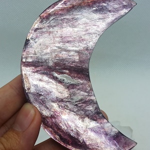 Peut inclure: Une pièce de mica iridescente de couleur violette et argentée en forme de croissant de lune. Le mica a un aspect naturel et organique et est poli pour une finition lisse.
