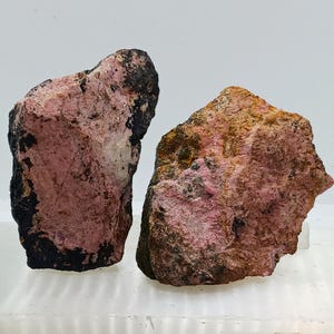 Raw Rhodonite crystal specimen natural pink rhodonite stone high quality large rough rhodonite rock black and pink crystal