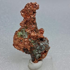 Litet exemplar av råkoppar med chrysocolla och stativ