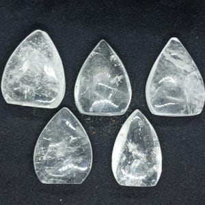 Klar kvartsflamma: Polerad kristallhelande sten