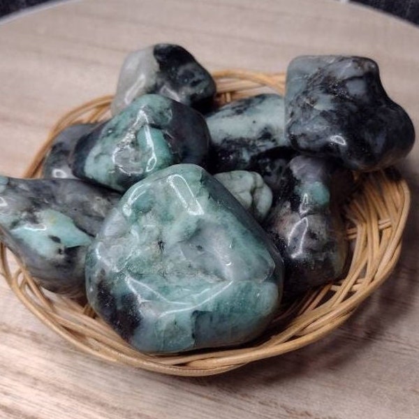 Emerald tumble - High quality semi polished Emerald with amazing color
