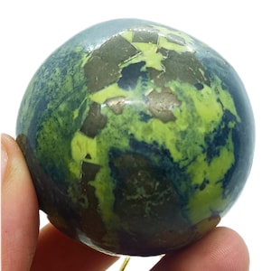 Serpentina com esfera de pirita, esfera serpentina natural de alta qualidade, grande bola de cristal serpentina polida, esfera de pedra serpentina verde