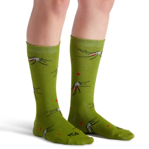 以下が含まれることがあります： 蚊と赤い点の模様がついた緑色の靴下2足。靴下は膝丈で、リブ編みのカフスが付いている。