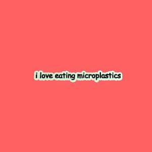 Peut inclure: Un fond rose avec le texte "i love eating microplastics" en lettres noires sur un rectangle vert clair.