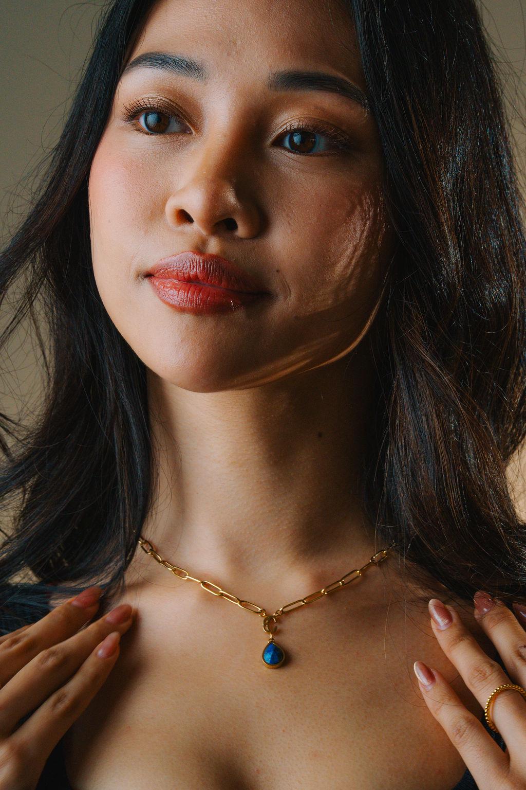 Orisun | Collana con pendente rotondo color oro con lapislazzuli | Disponibile! | Arkai