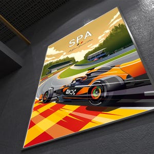 Puede incluir: Un p&oacute;ster de pared rectangular que muestra un coche de carreras de F&oacute;rmula 1 naranja y negro estilizado en una pista. El texto SPA y Belgian Grand Prix est&aacute; impreso en la parte superior. El fondo muestra un bosque verde y un patr&oacute;n de cuadros amarillo y rojo.