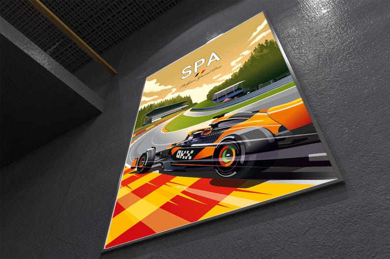 Puede incluir: Un p&oacute;ster de pared rectangular que muestra un coche de carreras de F&oacute;rmula 1 naranja y negro estilizado en una pista. El texto SPA y Belgian Grand Prix est&aacute; impreso en la parte superior. El fondo muestra un bosque verde y un patr&oacute;n de cuadros amarillo y rojo.