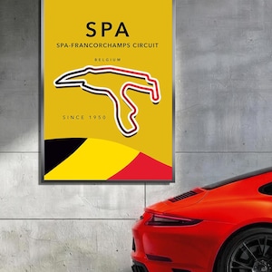 以下が含まれることがあります： 黄色い背景に「SPA」と「SPA-FRANCORCHAMPS CIRCUIT BELGIUM SINCE 1950」の文字が書かれた額入りのポスター。ポスターには赤と黒のトラックの輪郭が描かれています。赤いスポーツカーが一部見えています。