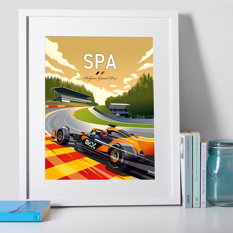 Puede incluir: Una l&aacute;mina art&iacute;stica enmarcada con una ilustraci&oacute;n estilizada de un coche de F&oacute;rmula 1 en un circuito. El texto dice SPA, Belgian Grand Prix y OKX. La escena incluye un bosque, gradas y un cielo amarillo con nubes blancas.