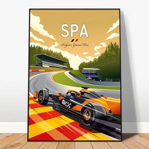 Puede incluir: Un p&oacute;ster enmarcado que representa un coche de carreras de F&oacute;rmula 1 en una pista. El p&oacute;ster tiene la palabra "SPA" en la parte superior, con "Belgian Grand Prix" debajo. El coche es naranja y negro, con un dise&ntilde;o de bandera a cuadros.