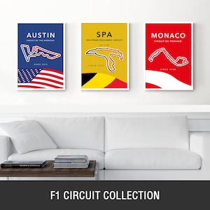 Puede incluir: Tres p&oacute;steres rectangulares de pared con circuitos de F&oacute;rmula 1. El p&oacute;ster izquierdo es azul con el mapa del Circuito de las Am&eacute;ricas de Austin y la bandera de EE. UU. El central es amarillo con el mapa de Spa-Francorchamps y la bandera belga. El derecho es rojo con el mapa del circuito de M&oacute;naco.