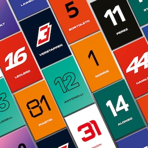 Peut inclure: Une collection de cartes rectangulaires présentant divers noms de pilotes de Formule 1, numéros de course et logos d'écuries. Les cartes sont disposées en grille avec des couleurs vives dont le rouge, l'orange, le bleu, le noir et le blanc.