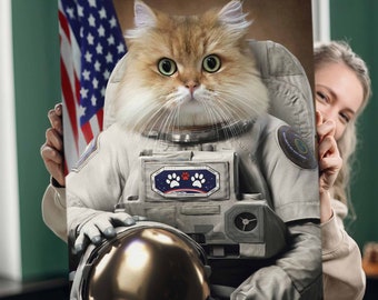 Könnte beinhalten: Leinwanddruck mit einer flauschigen Katze in einem Raumanzug, die einen goldenen Helm hält. Die Katze hat große grüne Augen und ist vor einem braunen Hintergrund platziert. Im Hintergrund ist eine amerikanische Flagge zu sehen.