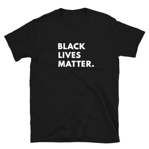 Può includere: Maglietta nera con la scritta "Black Lives Matter" stampata in bianco.