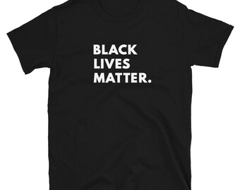 Puede incluir: Camiseta negra con el texto "Black Lives Matter" impreso en blanco.