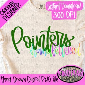 Peut inclure: Un t-shirt beige clair présentant le mot Pointers en grande écriture cursive vert foncé, avec le mot handlettered en dessous dans une écriture dégradée multicolore bleue, verte, rose et jaune, sur un filigrane répété en arrière-plan.