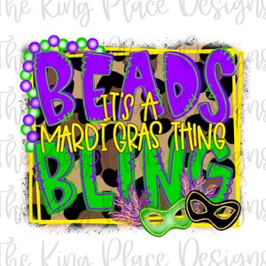 Op de afbeelding: Paarse, groene en gouden Mardi Gras kralen met een zwart-witte luipaardprint achtergrond. De tekst "Beads It's a Mardi Gras Thing Bling" is geschreven in een kleurrijk, gestikt lettertype. Een groen en gouden Mardi Gras masker bevindt zich in de rechterbenedenhoek.