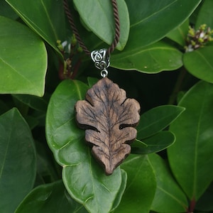 Hand geschnitzte Walnuss Holz Eichenblatt Halskette