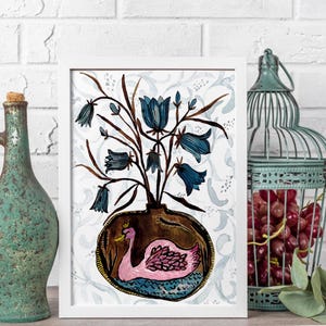 Stampa artistica popolare con cigno rosa e campanule blu, poster di alta qualità con cornice in legno e carta opaca di qualità museale