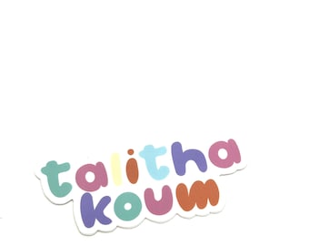 Puede incluir: Una pegatina colorida con las palabras "taitha koum" en una fuente caprichosa.