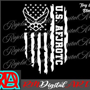 Könnte beinhalten: Schwarz-weißes Grafikdesign mit dem Emblem und der Flagge des U.S. Air Force Junior Reserve Officer Training Corps. Der Text "U.S. AFJROTC" wird vertikal angezeigt. Das Design enthält den Text "Try it on Black".