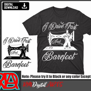 Puede incluir: Una camiseta negra con un diseño blanco de una máquina de coser y el texto "I Drive Fast And Barefoot".