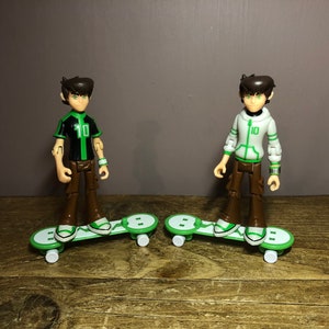 BEN 10 Omniverse Figuras de Ben Tennyson con tablas de skate Camisa  negra/verde y sudadera con capucha blanca/verde Figuras articuladas de  acción de