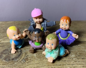 小さなプラスチック製の90年代の赤ちゃん、ミニ人形、ミニチュア1990
