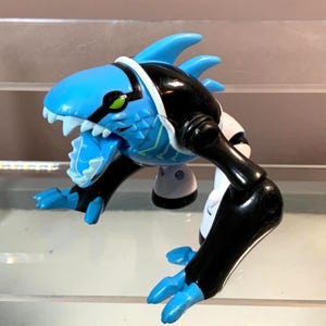 BEN 10 Ultimate Alien ARTICGUANA Action Figure Bandai/ CN / 4&quot; / 10cm / Rare / Artic / Alien Figures / Role Play/ Display/ Moving Jaw