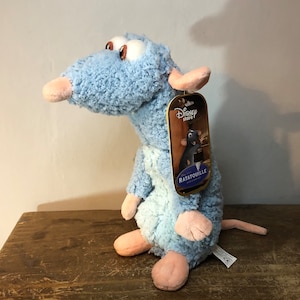 Peluche Rémy Ratatouille Disneyland Paris Disney rat bleu 34 cm - Peluches/ Peluches Disneyland - La Boutique Disney