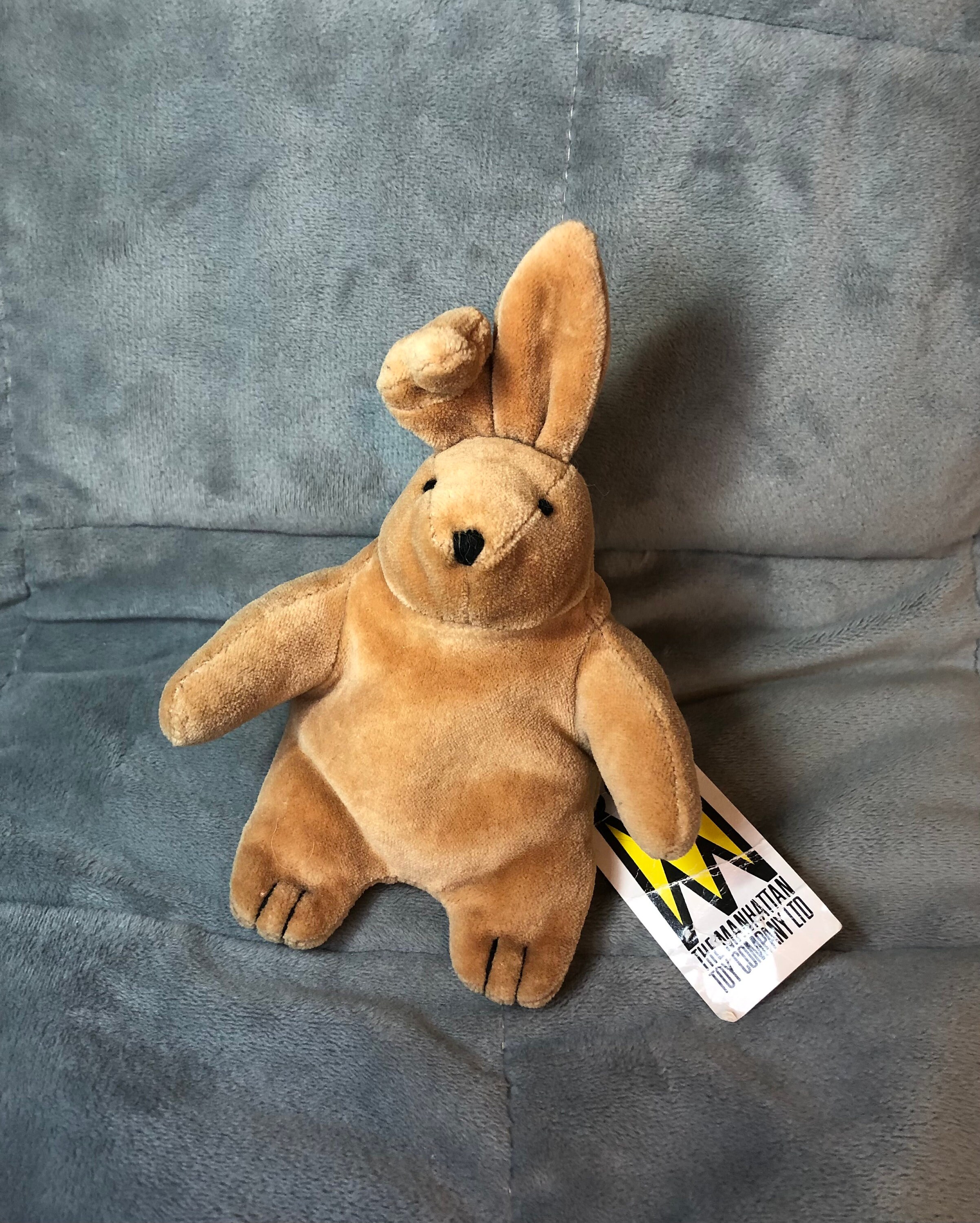 Manhattan Toy- Moppettes Beau Bunny-Set da Gioco con Animali farciti e Coniglietti, in Tessuto, Coperta e Cuscino, Multicolore, 160350
