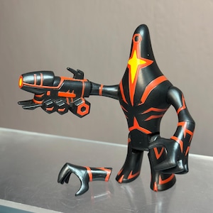BEN 10, Omniverse, Bandai, Cartoon Network, MALWARE con accessorio, Action figure completa da 8 cm, Alien Red, Nero