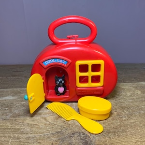 Bluebird Toys 1983 Cool Cat Bag Custodia per il trasporto in plastica rossa Casa compatta con gatto originale / Portagioie e pettine / Raro giocattolo vintage per la scuola materna degli anni '80