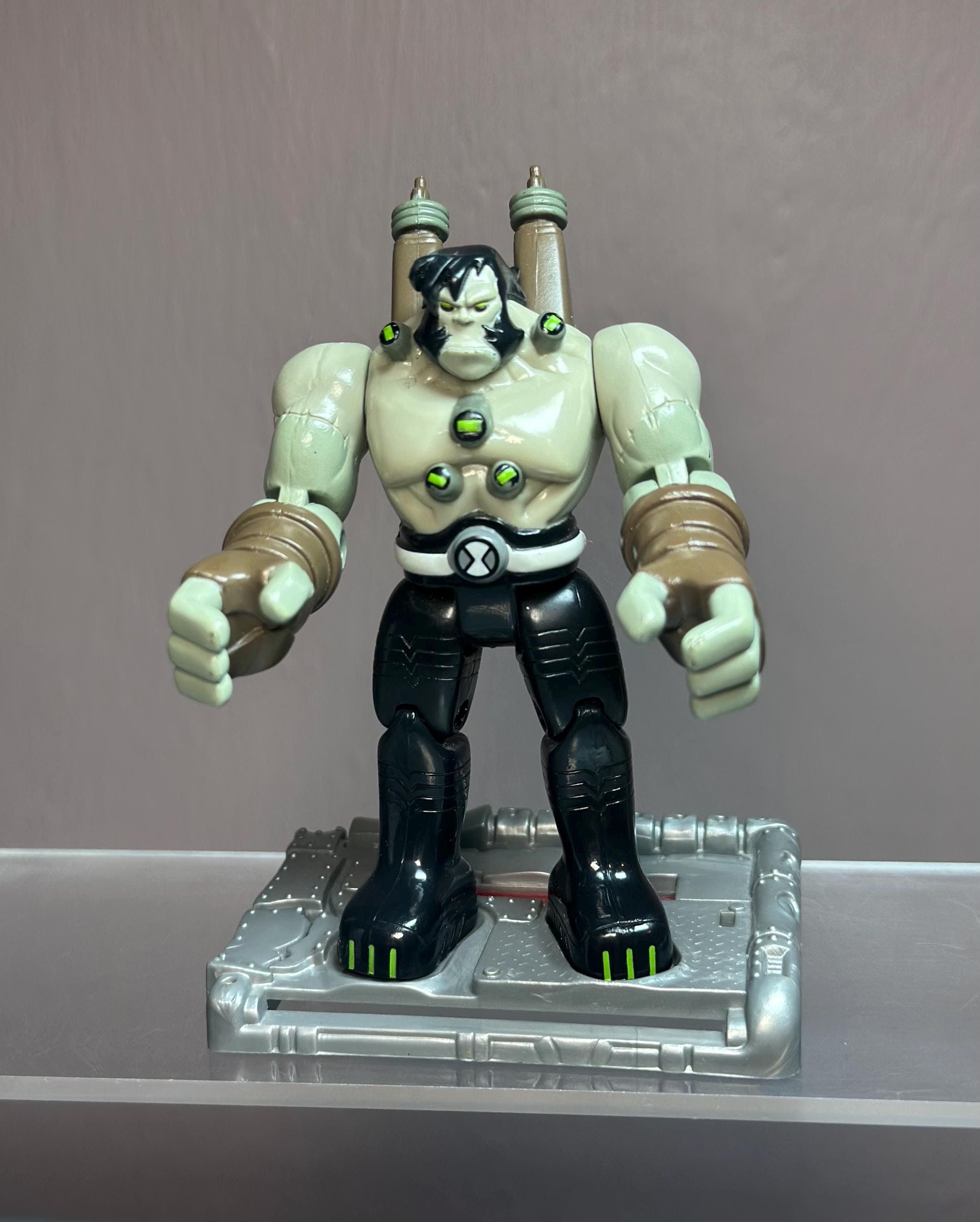 BEN 10, Bandai, Benvicktor Action Figure, Battle Version, W/stand
