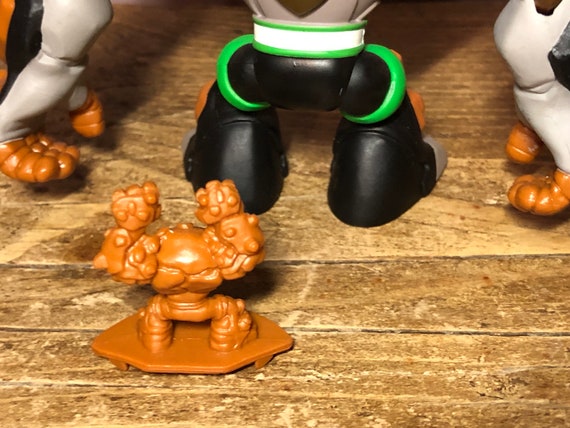 BEN 10 Bandai Omniverse Gravattack Action Figure & Mini Rare