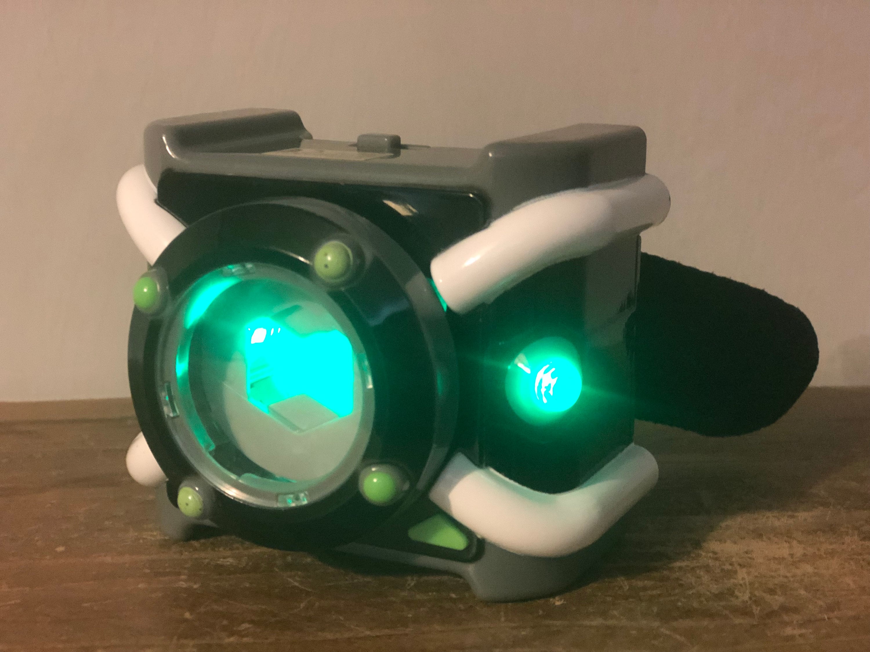 Ben 10 Deluxe Omnitrix Watch Sounds lights phrases Motion