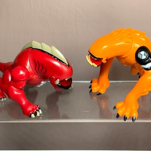 BEN 10 Ultimate Alien Red Wildmutt & Alien Collection Series 1/ Bandai CN / Action Figures 4"/10cm / Roleplay/Display Alien Heroes