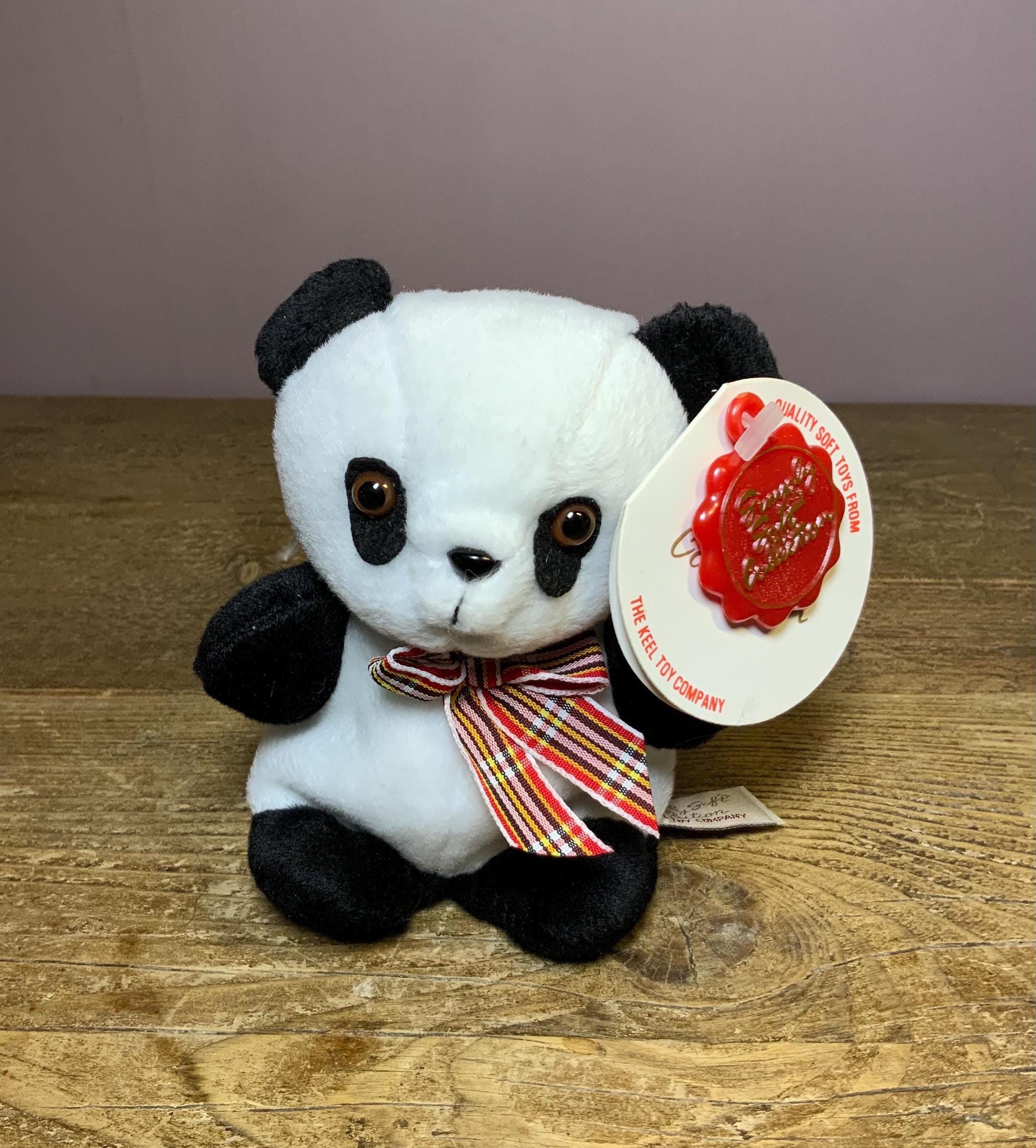 Peluche Panda Keelco 20 Cm: Ecologico, Realizzato Con Plastica 100% Riciclata. Morbido E Lavabile, Giocattolo Sostenibile Per Bambini.