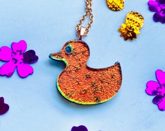 Collar de pato de goma de vidrio dicroico hecho a mano: colgante de pato iridiscente