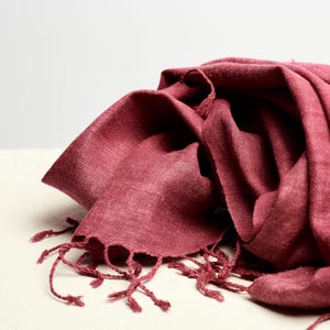 Pink Eri Silk Shawl – Handwoven, Organically Dyed Vegan Scarf – Sustainable Fashion – 220x60 cm
