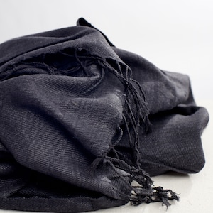 Gray Eri Silk Shawl – Handwoven, Organically Dyed Vegan Scarf – Sustainable Fashion – 220x60 cm
