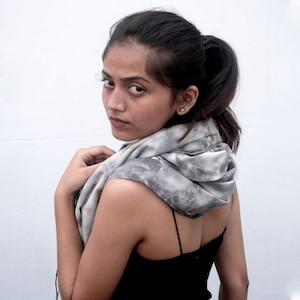 Écharpe grise en coton tie-dye : étole végétalienne tissée à la main, fabriquée de manière éthique