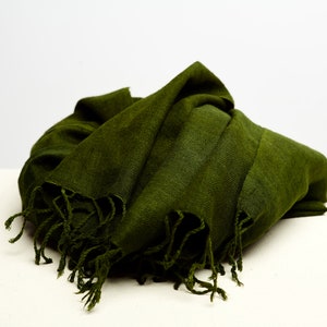 Green Eri Silk Shawl – Handwoven, Organically Dyed Vegan Scarf – Sustainable Fashion – 220x60 cm