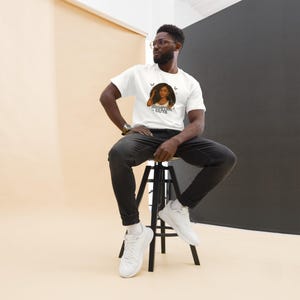 Eggstraの可愛いイースターガールと蝶々 - 春のTシャツデザイン、イースターギフト、可愛い黒人の女の子デザイン