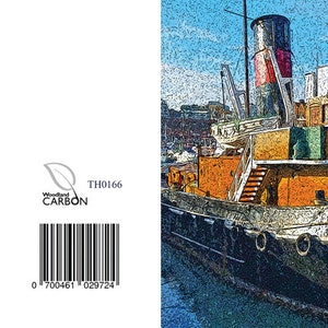 Puede incluir: Un remolcador negro y amarillo llamado "Cervia" está atracado en un puerto. El barco tiene una chimenea a rayas rojas y blancas y una cabina a rayas azules y blancas. El barco está rodeado de otros barcos y edificios.